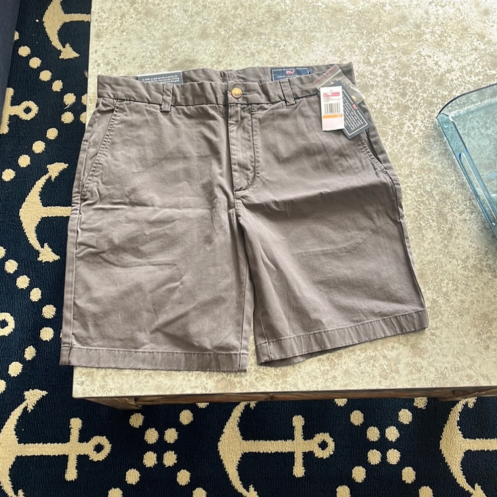 Men’s 33 inch waist 9 inch classic fit vineyard, vines, khaki shorts